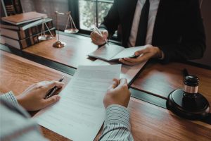 Rechtsanwalt erteilt Auskunft über den Prozess